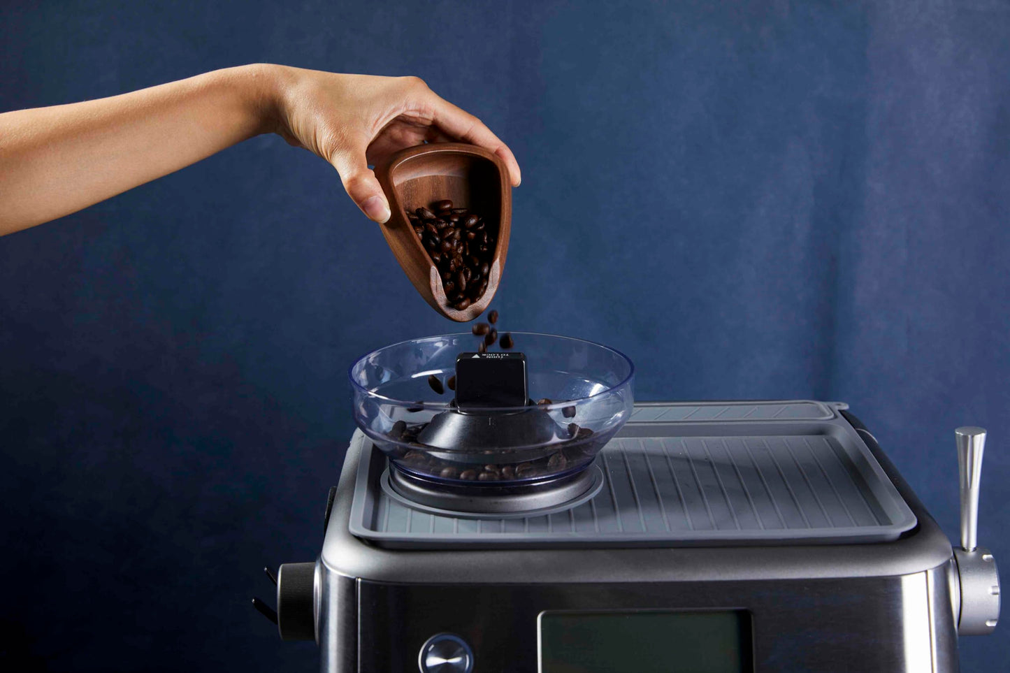 Teyearlife Walnut Coffee Bean Dosing Cup and Spray Bottle Kit for espresso enthusiasts, Coffee Bar Accessories,Take coffee beans quantitatively to reduce the spray of coffee static electricity