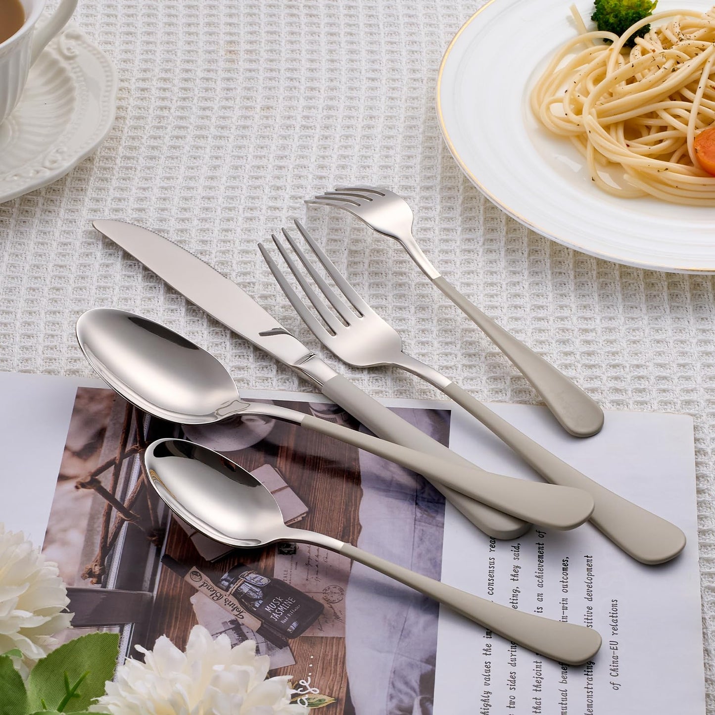 Lekoton 20 Piece Cream Grey 18/0 Flatware Utensil Set for 4, Include Dinner Knife,Dinner Forks,Dinner Spoons,Salad Forks,Teaspoons,Silverware Set for 4, Dishwasher Safe