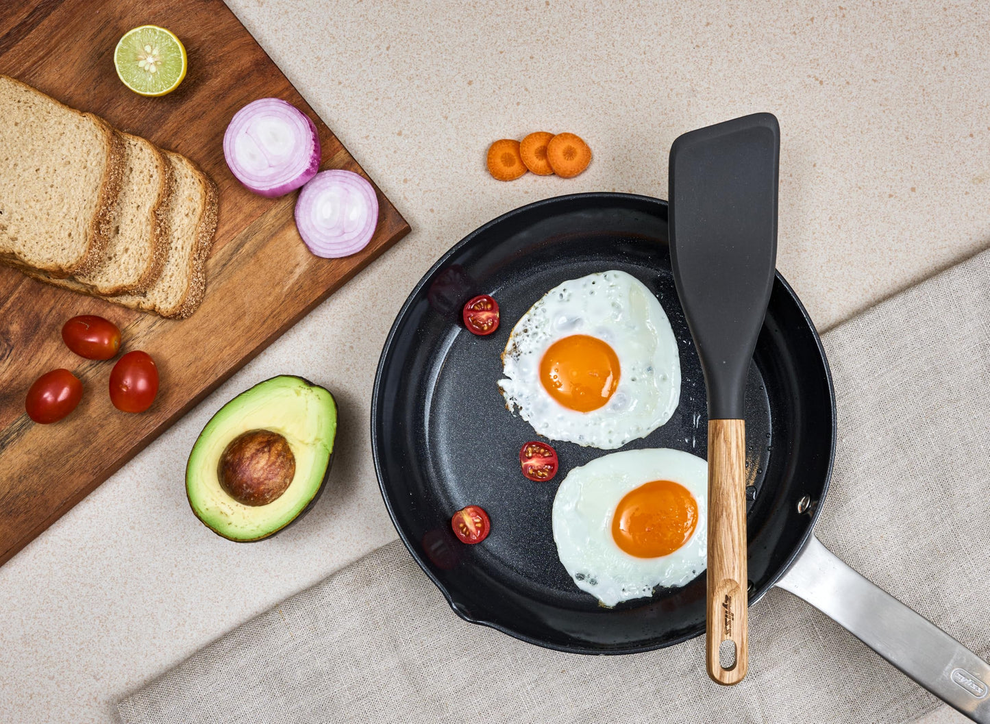Zyliss Easy Lift Turner Oak Wood – Flexible Silicone Spatula with FSC Oak Handle, Heat-Resistant Head Safe for Non-Stick Cookware, Ideal for Flipping Pancakes Fish and Omelets, 464°F Safe 11.8"
